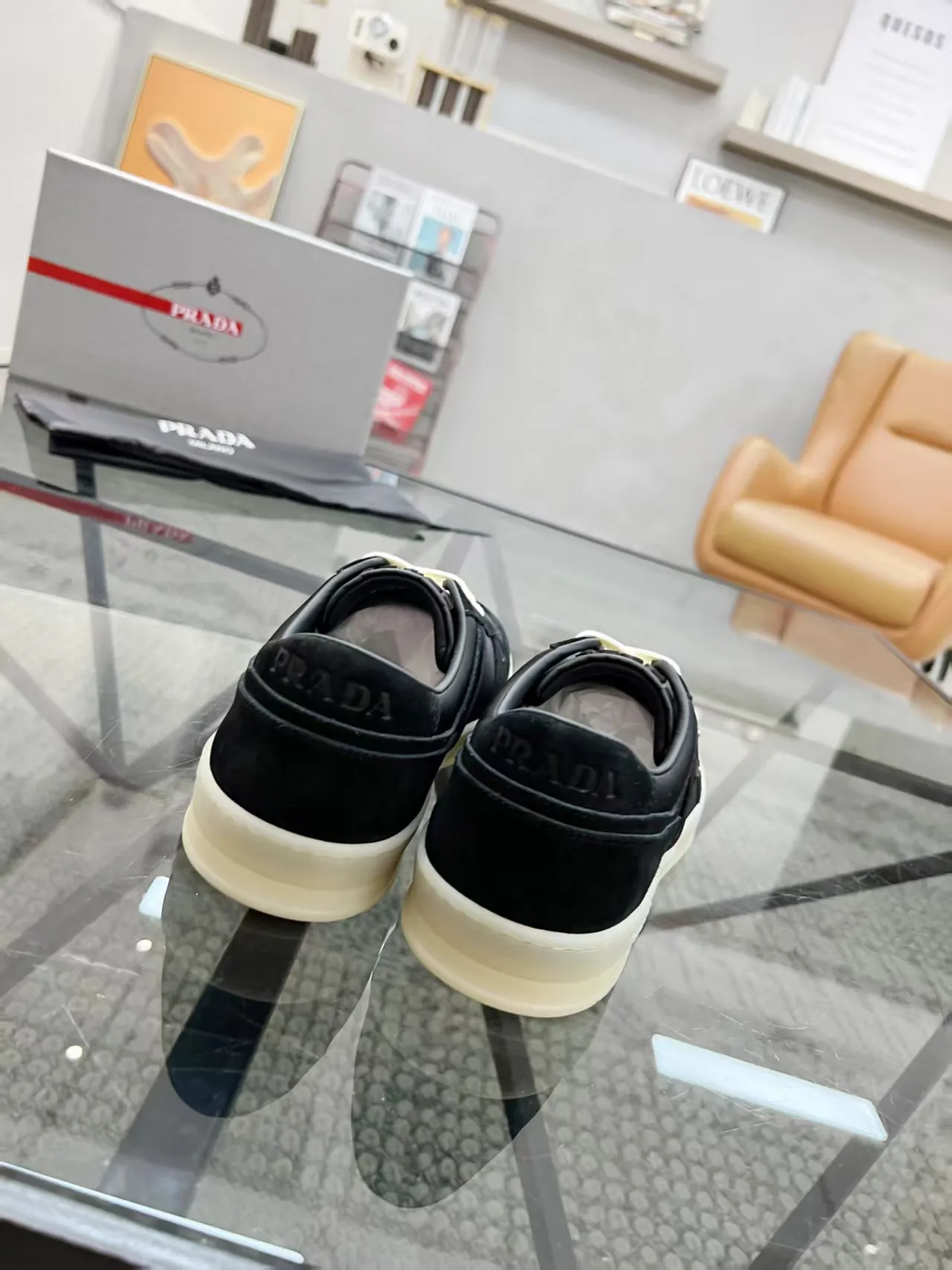 P380 Yuan 38-45 Prada Prada’s new men’s leather sports shoes, the highest version on the market, any comparison is welcome🆚! The original leather has excellent texture and is super high-end! Fetal sheep net lining imported from Italy, removable pad! Luxurious materials and fine workmanship, highly recommended!